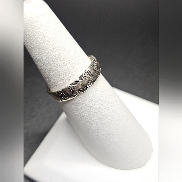 Vintage Sterling Silver Ring Marked 925 Size 7 - Picture 3 of 5